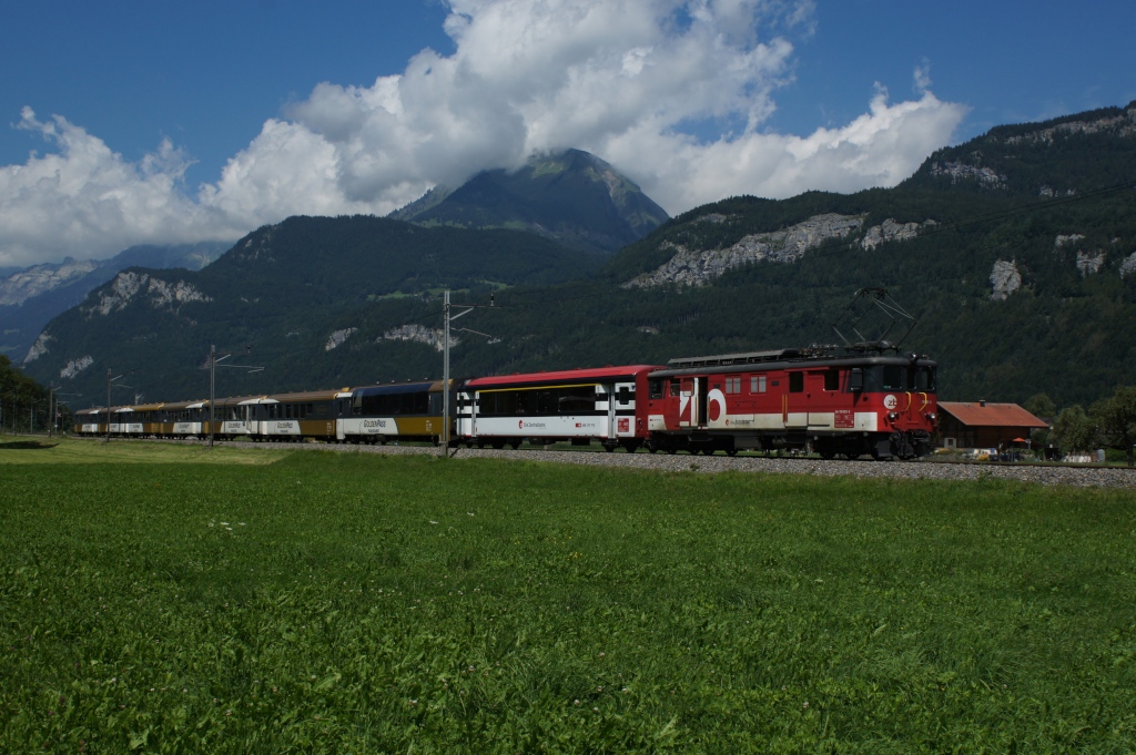 De 110 021-3 zieht am 10.8.12 den Golden-Pass IR 2221 von Interlaken Ost Richtung Meiringen, hier kurz vor Meiringen.