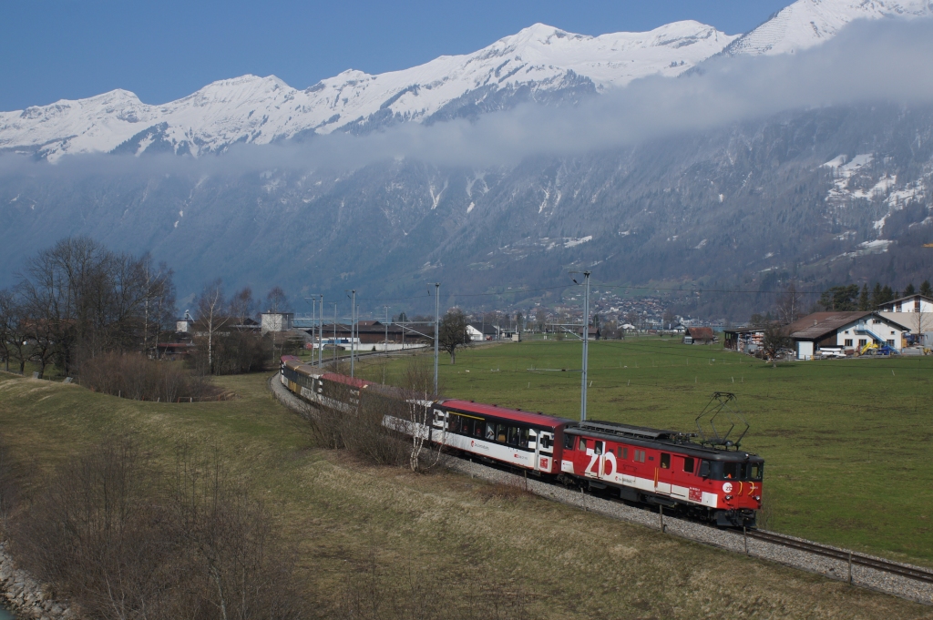 De 110 021-3 zieht am 01.04.2013 den IR 2219 von Brienz Richtung Meiringen.