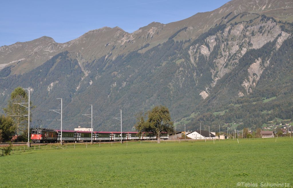 De 110 021 mit IR2215 am 25.09.2012 bei Brienz