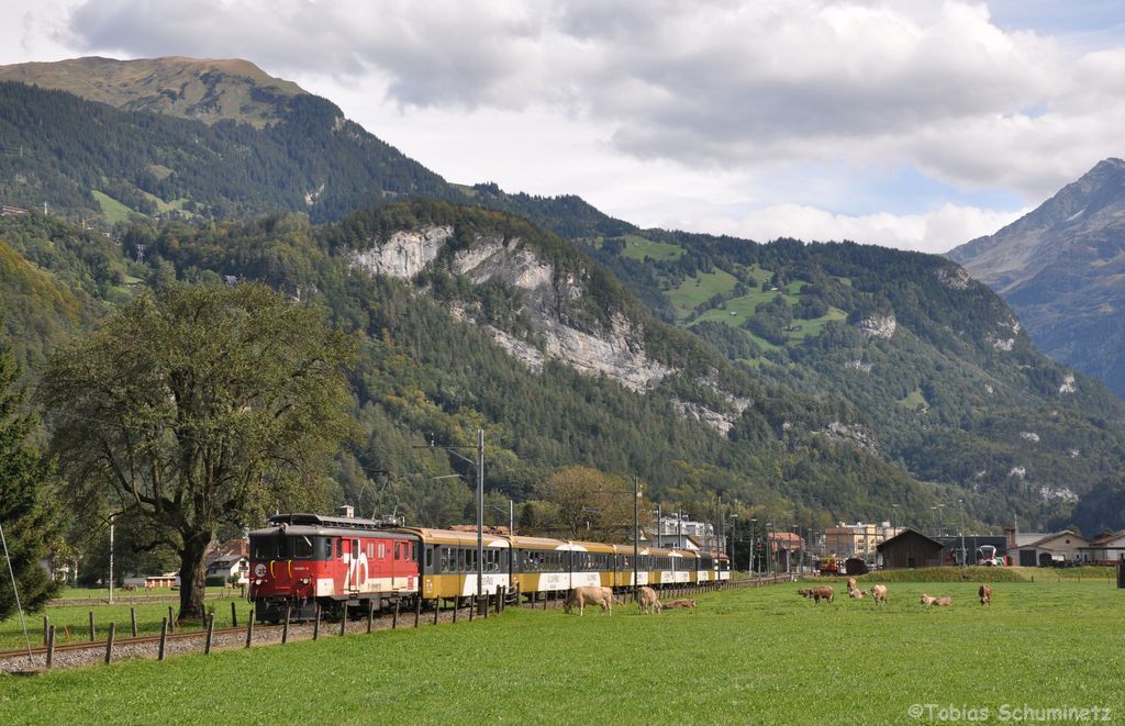 De 110 021 mit IR2224 am 25.09.2012 bei der Ausfahrt aus Meiringen