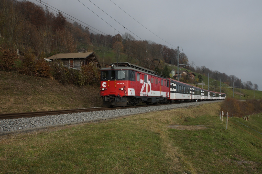 De 110 022-1 befindet sich am 17.11.2012 kurz vor Niederried.