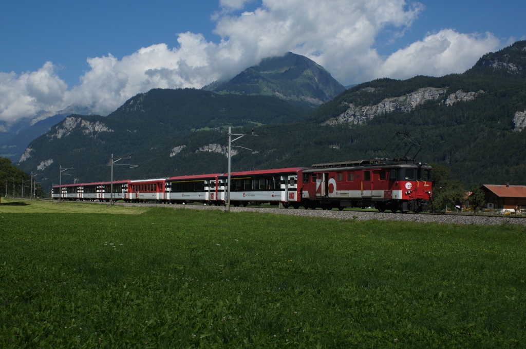 De 110 022-1 erreicht am 10.8.12 mit dem IR 2219 Meiringen.