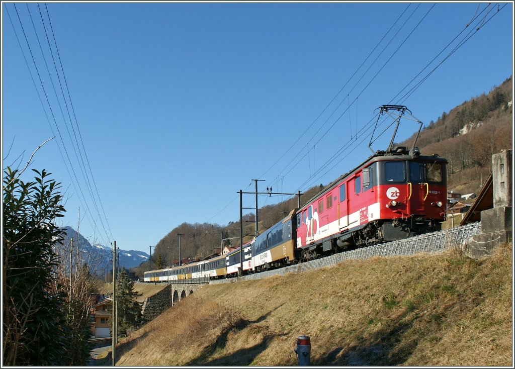 De 110 022-1 mit eine Goldenpass IR nach Luzern bei Niederried am 09. Februar 2011. 