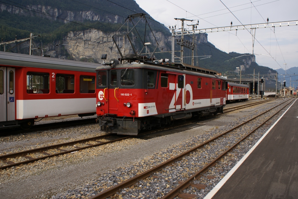 De 110 022-1 steht am 20.8.10 in Meiringen. Man kann noch erkennen, dass dieser Triebwagen vor der Zusammenlegung von Brnigbahn und der Luzern-Stans-Engelberg Bahn bei der LSE unterwegs war.