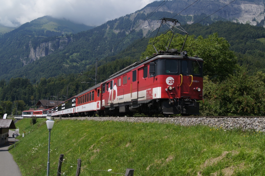 De 110 022-1 verlsst am 31.7.11 Brienz mit dem IR 2224.