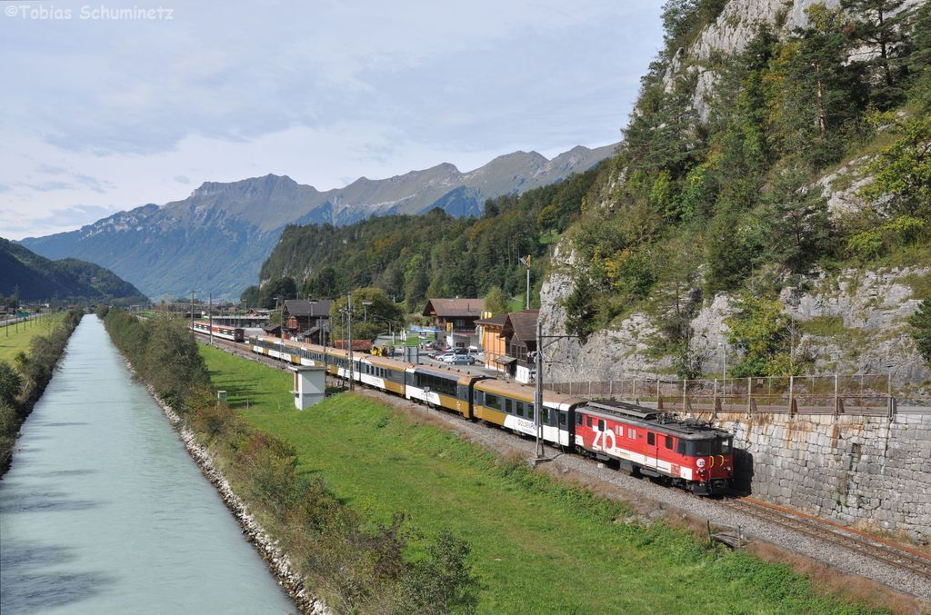 De 110 022 mit IR2221 am 25.09.2012 in Brienzwiler