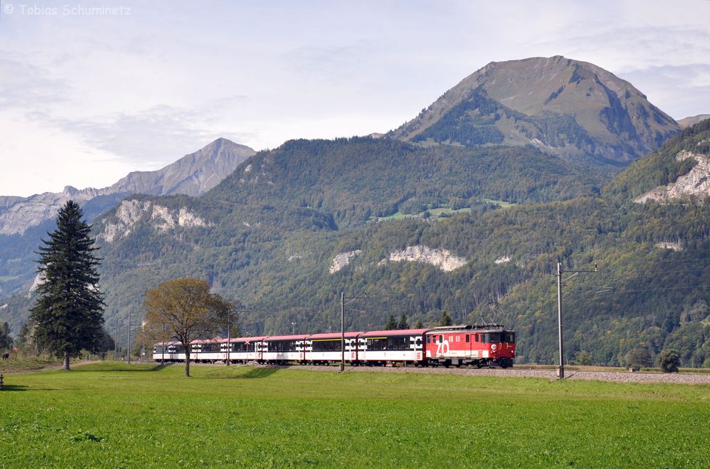 De 110 022 mit IR2225 am 25.09.2012 bei Meiringen