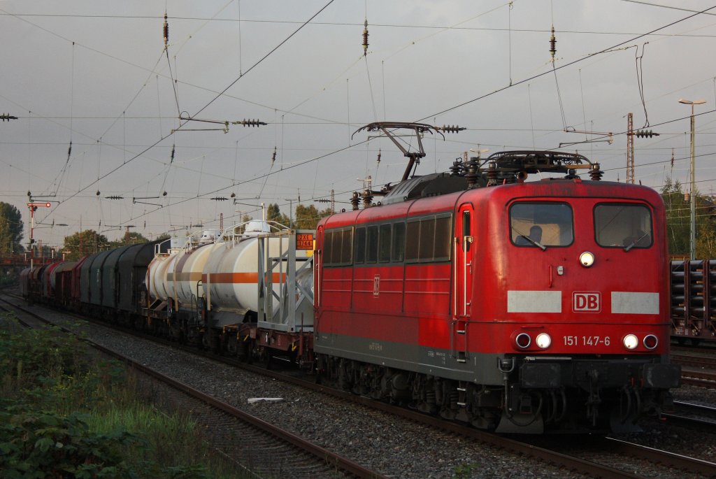 De 151 147 zieht am 22.9.11 einen gemischten Gterzug durch Dsseldorf-Rath.