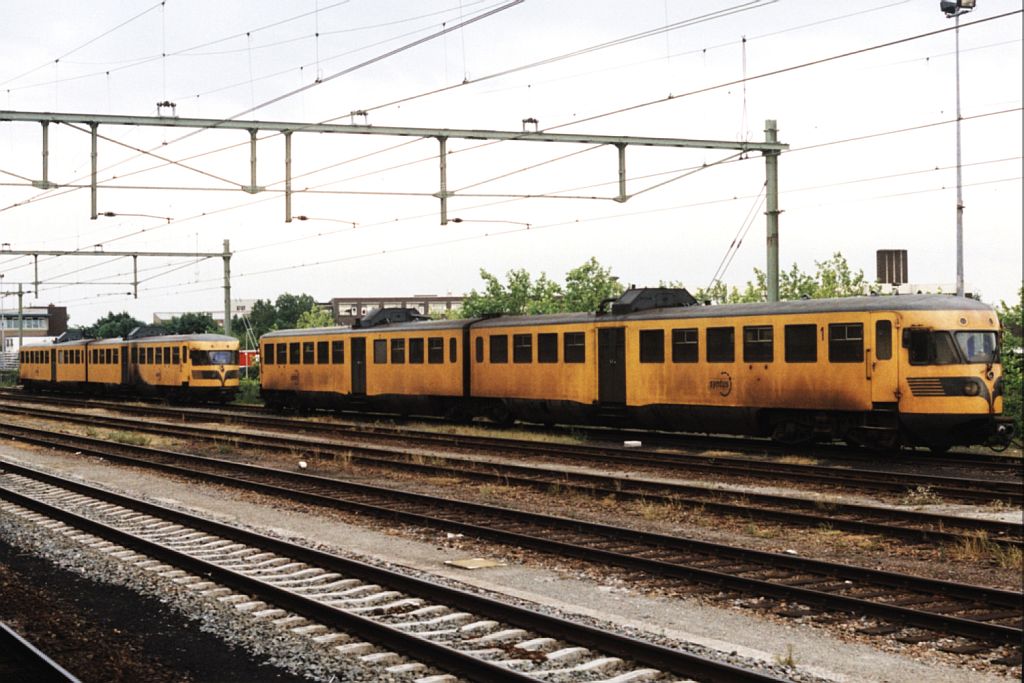 DE-2 180 und 186 (Syntus) auf Bahnhof Hengelo am 16-6-2001. Bild und scan: Date Jan de Vries.
