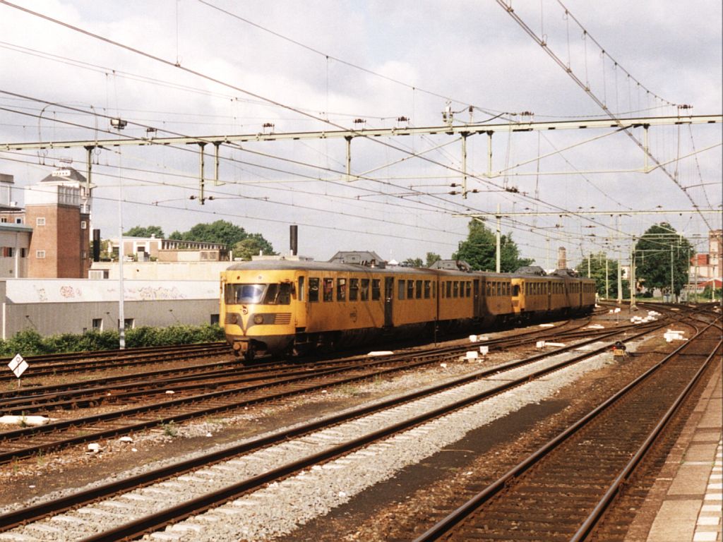 DE-2 186 und 180 (Syntus) auf Bahnhof Hengelo am 26-5-2001. Bild und scan: Date Jan de Vries.