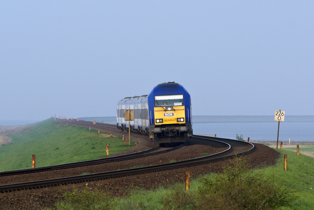 DE 2000-01 erreicht am 14.04.2009 mit einer NOB nach Westerland Sylt.