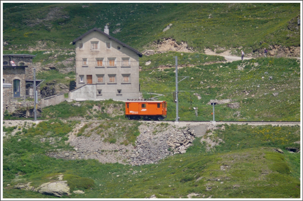 De 2/2 151 besorgt den Verschub der Schotterwagen in Ospizio Bernina. (14.07.2010)