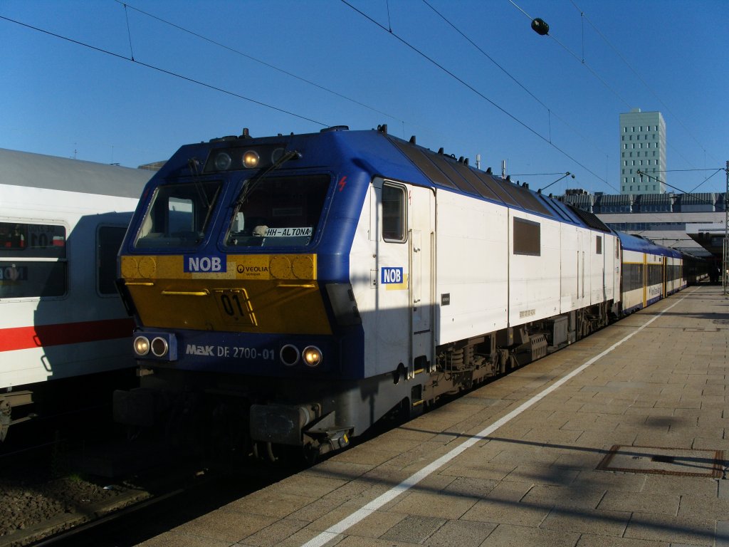DE 2700-01 der NOB steht im Bahnhof HH-Altona am 25.6.10