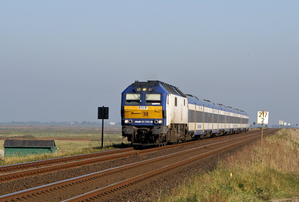 DE 2700-08 mit einer NOB nach Westerland am 9.10.2010 beim Friedrich-Wilhelm-Lbke-Koog.