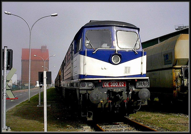 DE 300.02 (noch in blau-wei) abgestellt im Nordhafen von Stralsund. 
am 14.04.04 