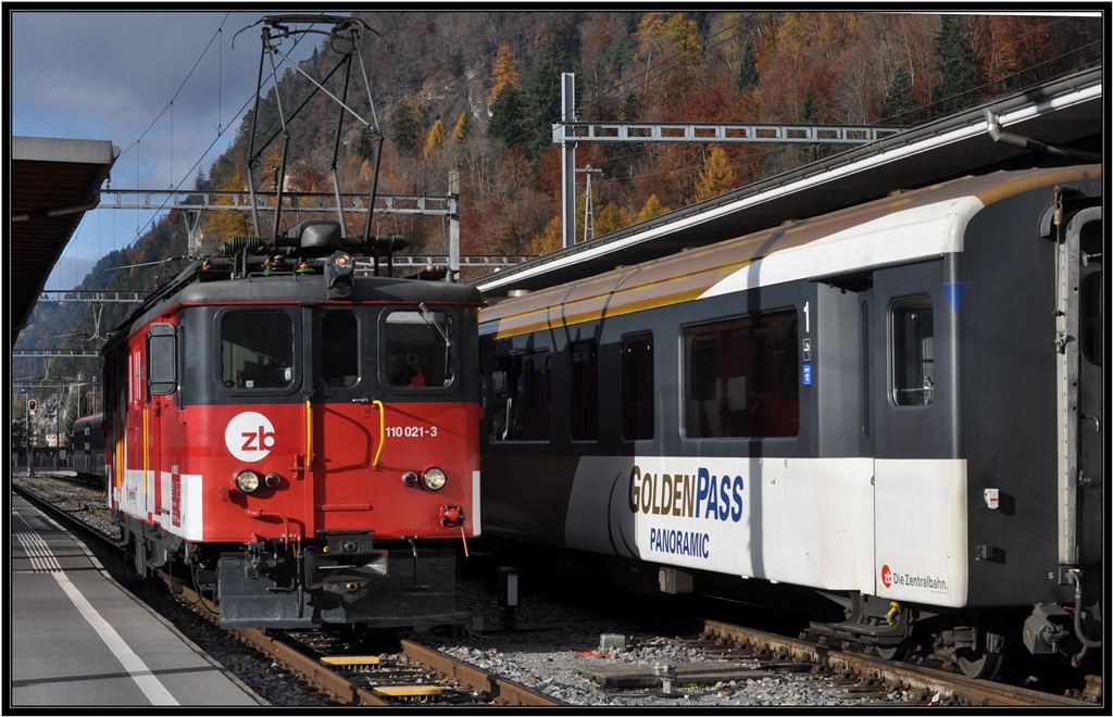 De 4/4 110 021-3 und die Golden Pass Wagen haben bald ausgedient, wenn die Adler-Zge von Stadler mal in Betrieb sind. Noch kann man sie sehen in Interlaken Ost. (13.11.2012)