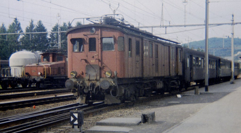 De 4/4 1667 mit Holzkasten in Wildegg etwa 1970