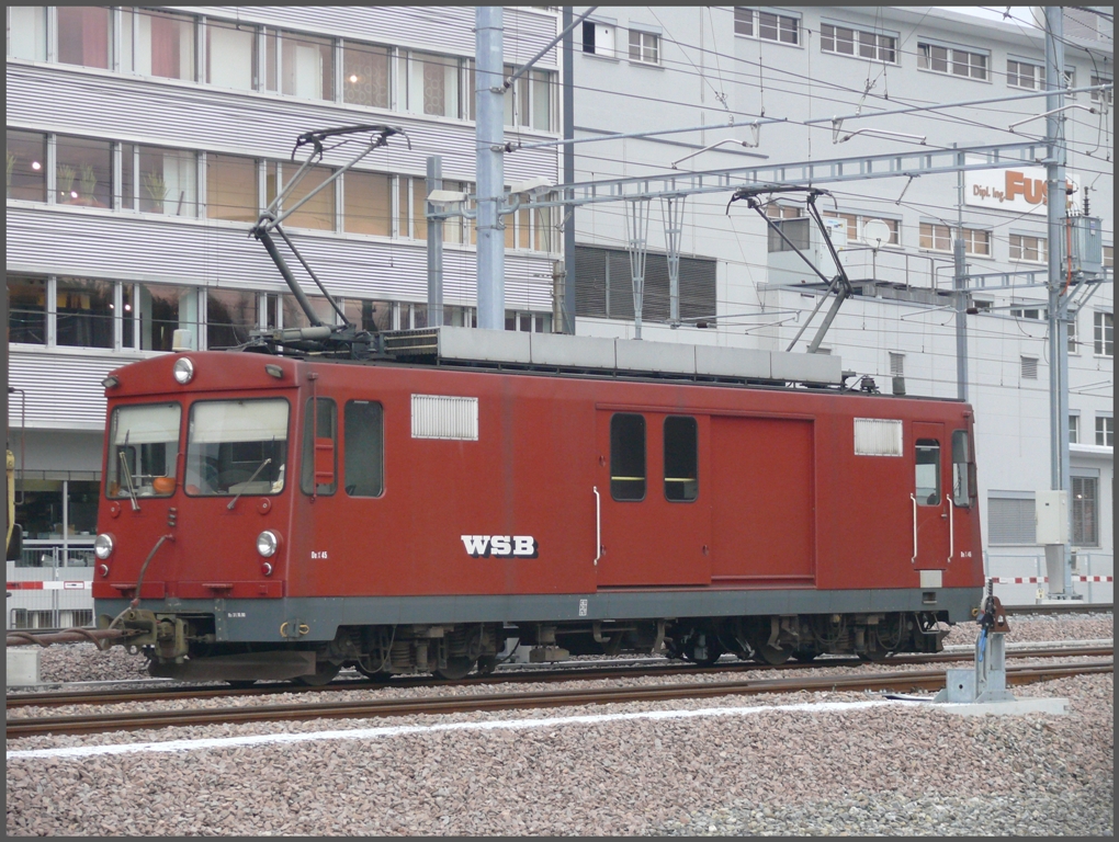 De 4/4 fr den Rollbockverkehr auf der WSB in Suhr. (13.12.2010)