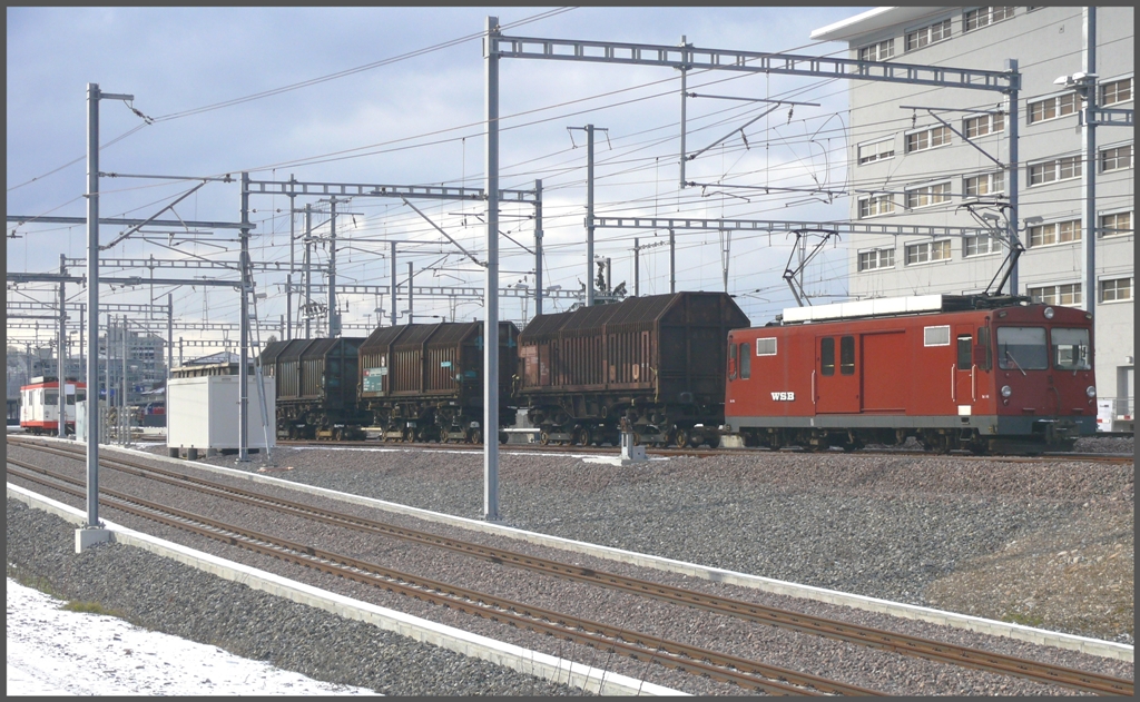 De 4/4 mit aufgebockten Haubenwagen in Suhr. (13.12.2010)
