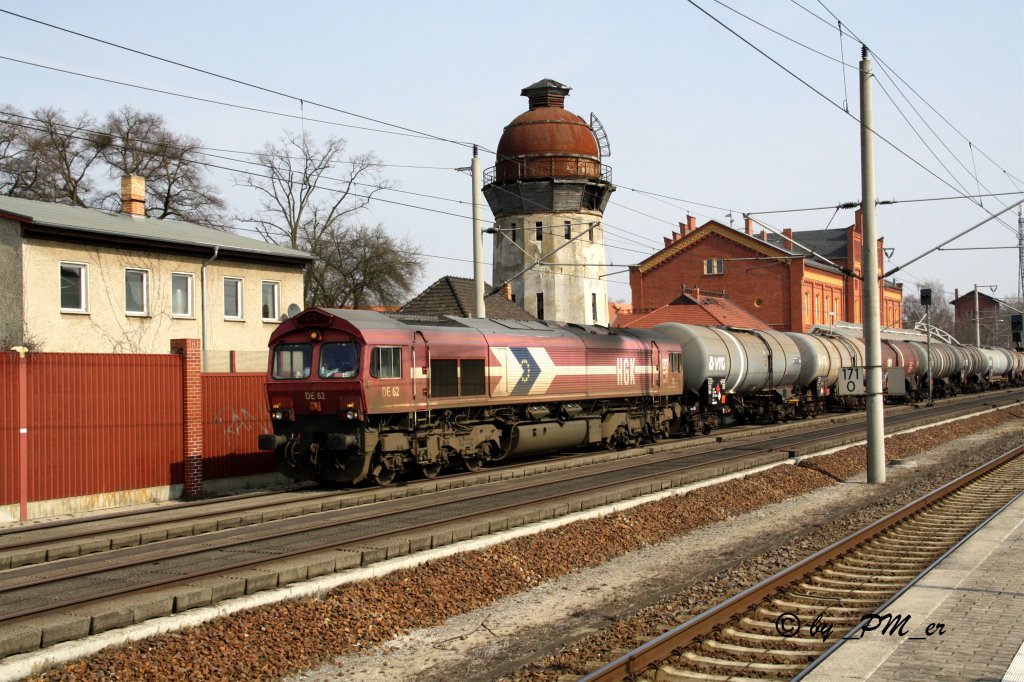 DE 62 der HGK (92 80 1266 062-9 D-HGK) durchfhrt mit Kesselwagen Rathenow am 31.3.2011