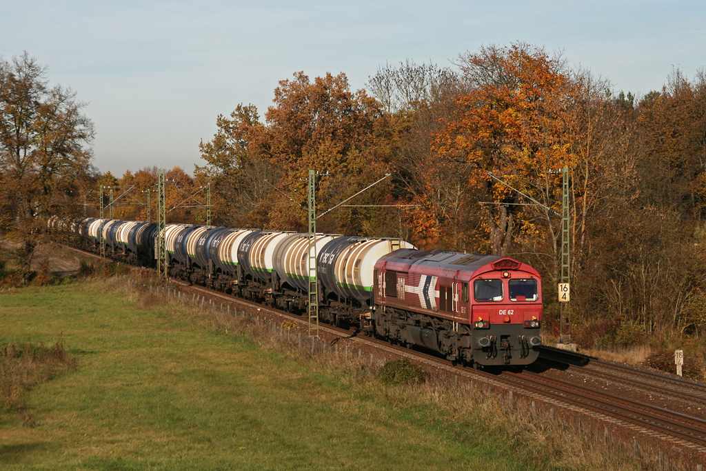 DE 62 der HGK mit einem Kesselwagenzug am 29.10.2010 bei M�nchen-Feldmoching.