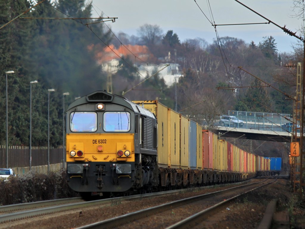DE 6302 von Crossrail am 11.12.2011 mit einem Containerzug auf der Rampe von Aachen West nach Belgien.