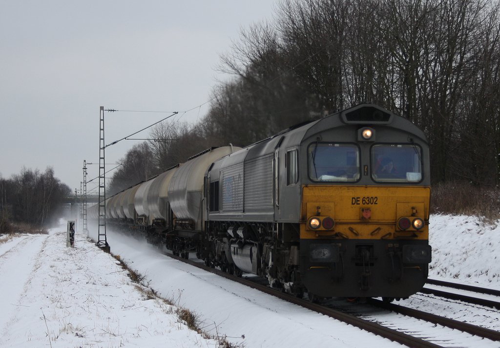 DE 6302 mit einem Gterzug Richtung Aachen-West am Km 25.6 zwischen bach und Geilenkirchen 31.1.2010