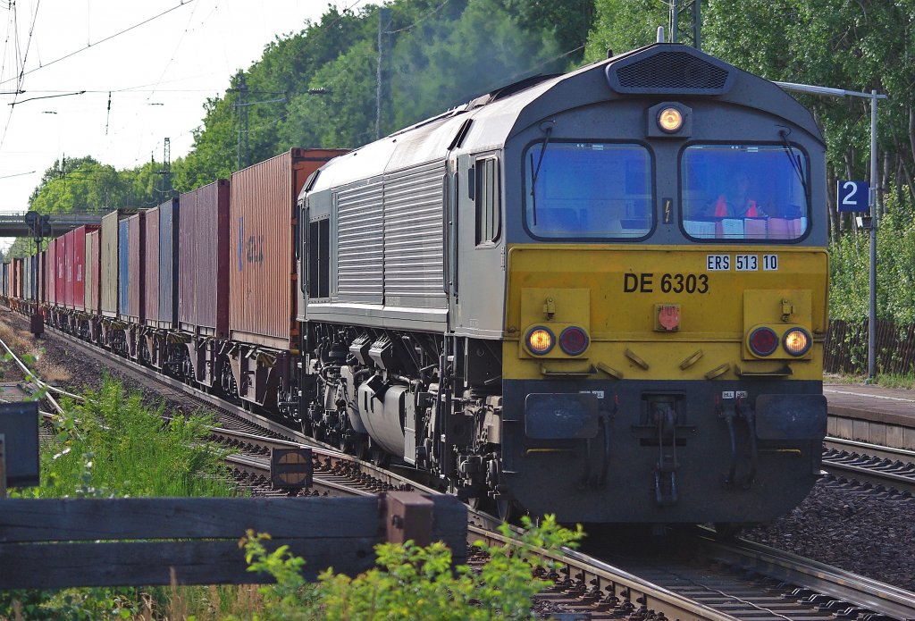 DE 6303 drhnte am 06.07.2010 mit ihrem Containerzug in Richtung Sden durch Radbruch.