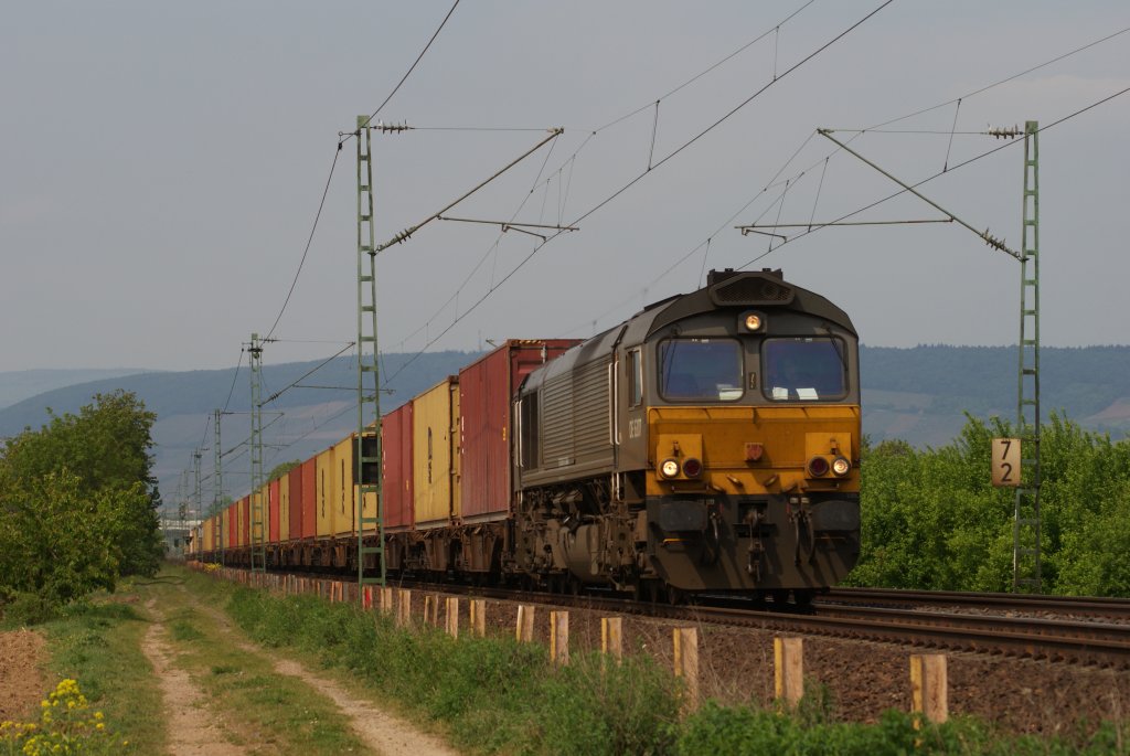 DE 6307 mit einem Containerzug in Gau-Algesheim am 1. Mai 2011