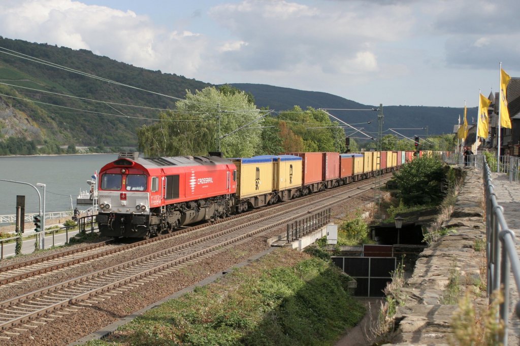 DE 6310 (Crossrail) mit Containerwaggons bei Oberwesel am 01.09.2012