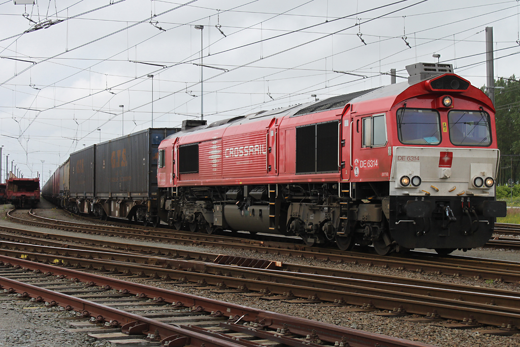 DE 6314 steht am 14.07.12 mit einem Conatinerzug in Zeebrgge.