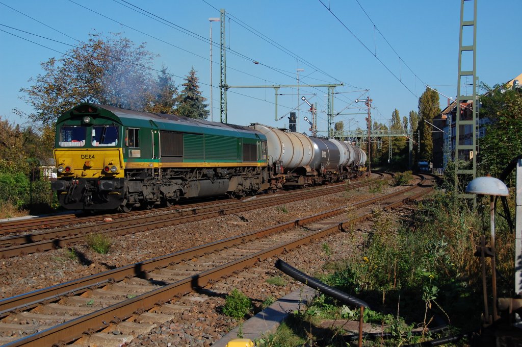 DE 64 fhrt hier mit ihrem Kesselwagenzug aus dem Markranstdt in Richtung Grokorbetha aus, 01.10.2011.