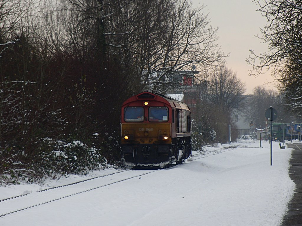 DE 669 der HGK am 03.12.2010 auf der Fahrt vom Industriegebiet Friedrichshafen nach Friedrichshafen Gbf um mit Heiz�l bef�llte Kesselwagen zu holen.