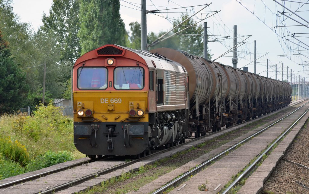DE 669 der HGK zog am 28.08.11 einen Kesselwagenzug durch Brehna Richtung Bitterfeld. Vom Bahnsteigende fotografiert.