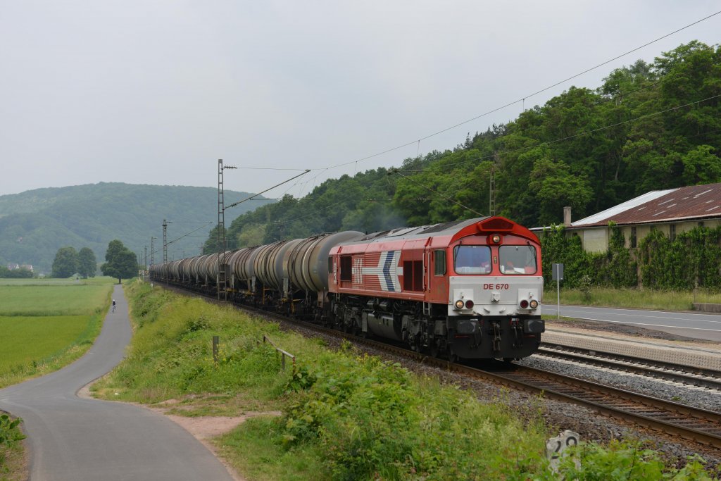 DE 670 von HGK mit einem Kesselzug Richtung Wrzburg am 02.06.2012 unterwegs bei Gambach.