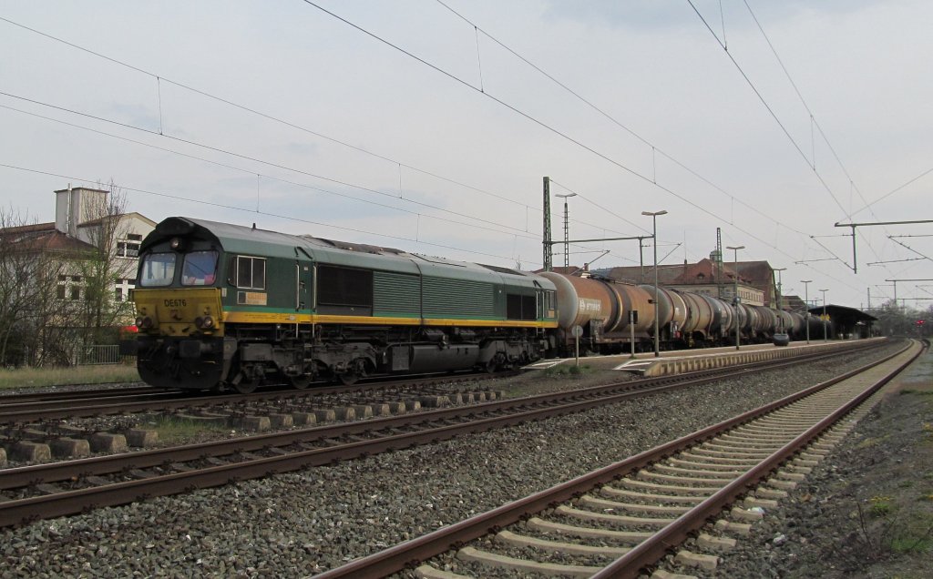 DE 676 von Ascendos zieht am 17. April 2012 einen Kesselwagenzug durch Kronach.