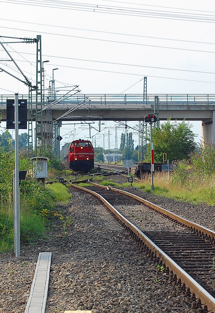 DE 71 der HGK steht mit einem Rungenwagenleerzug am Gteranschlu bei Delrath und wartet auf Ausfahrt in Richtung Kln. 14.8.2010