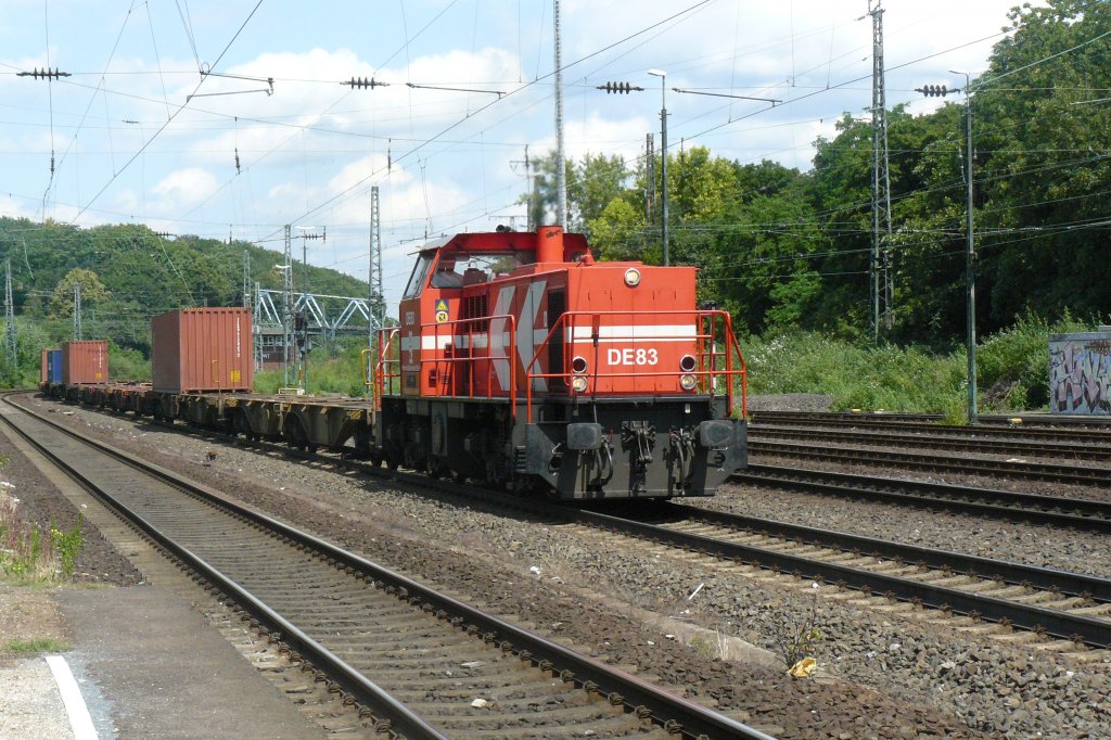 DE 83 mit einem sperrlich beladenen Container zug bei der Durchfahrt in Kln West (11.6.2011)