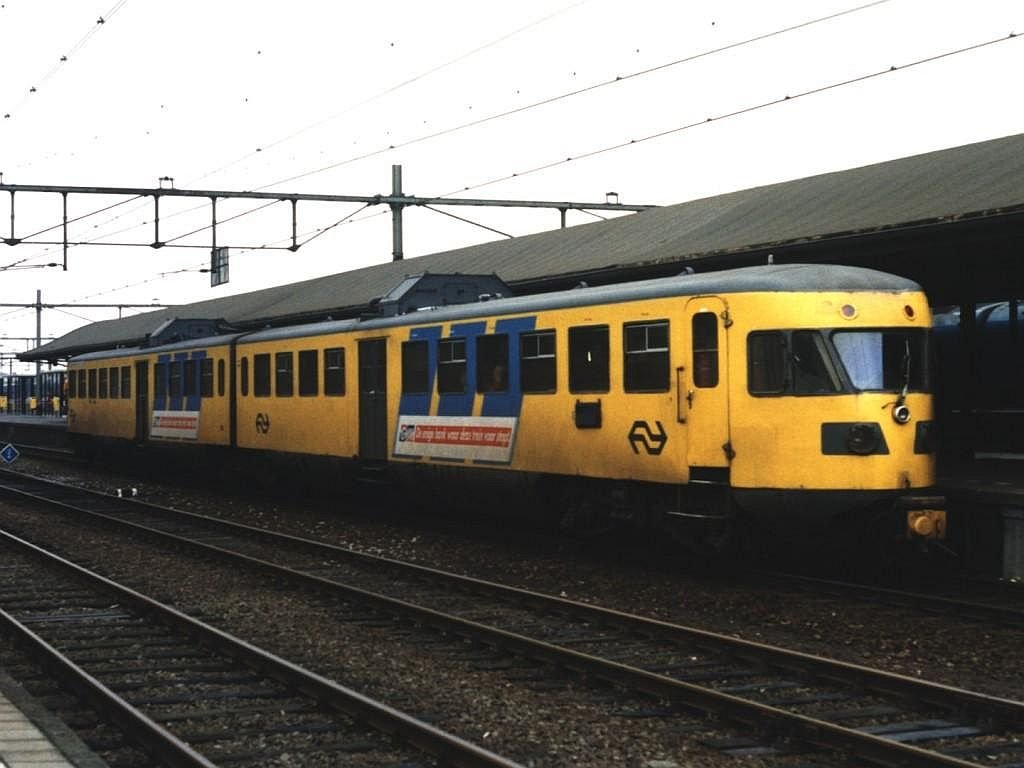 DE-II 174 mit Regionalzug 17841 Apeldoorn-Zutphen auf Bahnhof Apeldoorn am 17-2-1997. Bild und scan: Date Jan de Vries.