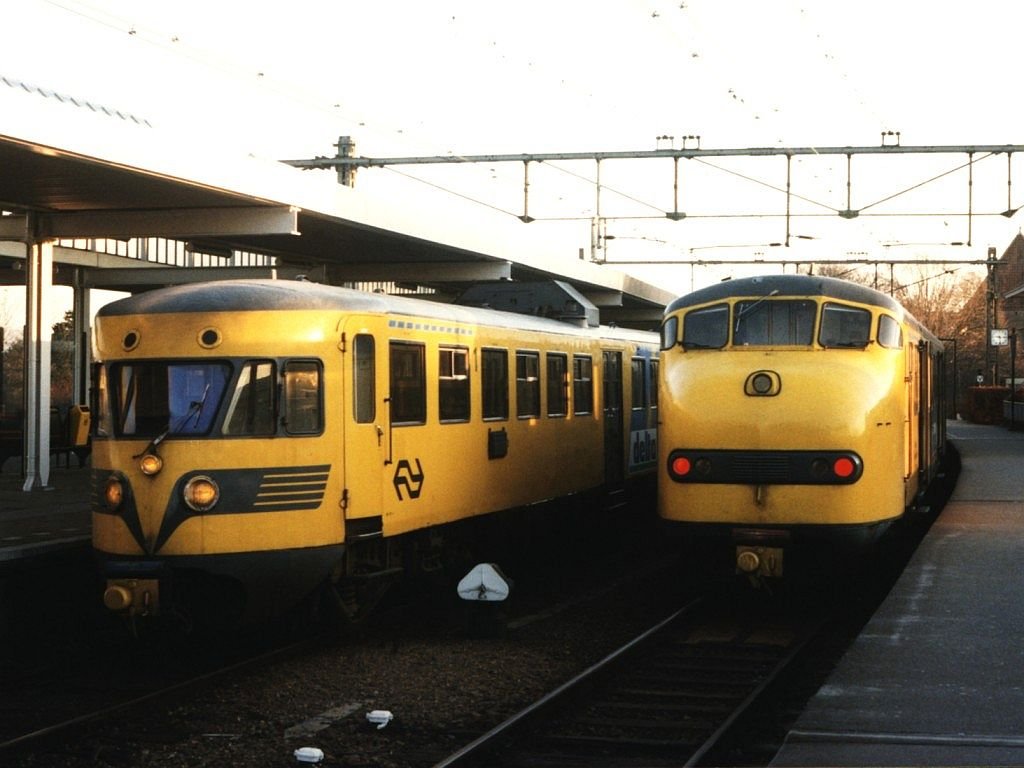 DE-II 183 en DE-III 118 mit Regionalzge nach Winterswijk und Hengelo auf Bahnhof Zutphen am 27-12-1996. Bild und scan: Date Jan de Vries.