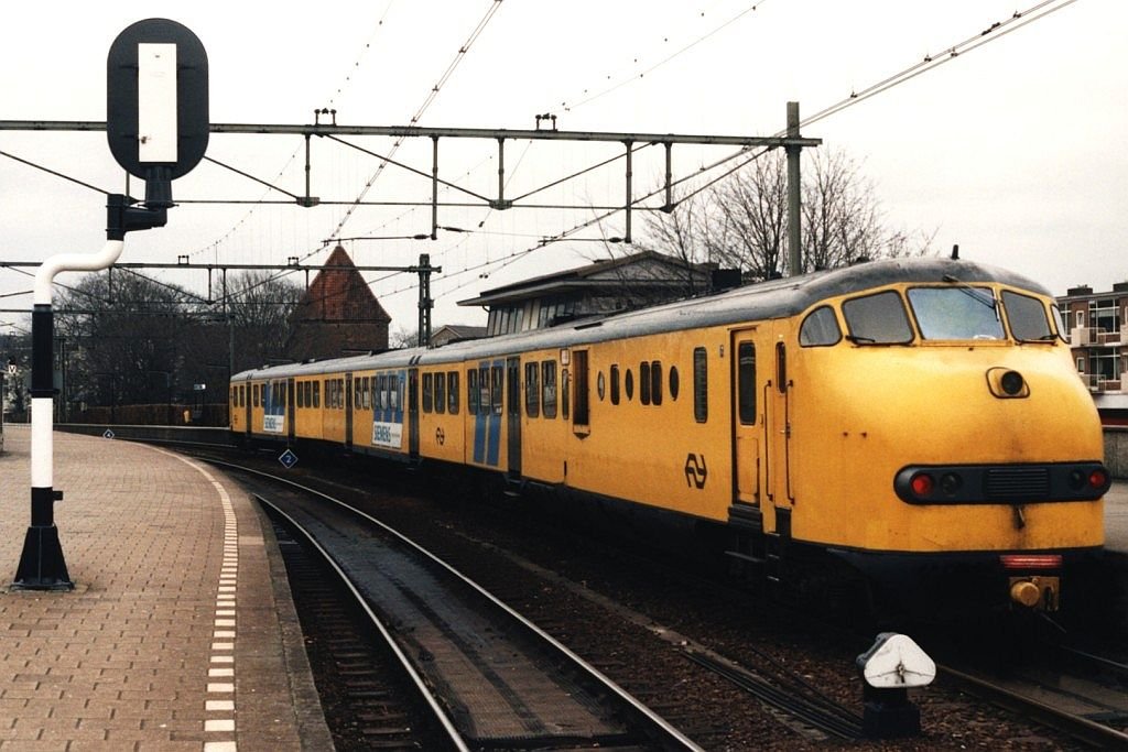 DE-III 124 mit Regionalzug 7253 Zutphen-Hengelo neben ein besonderes Lichtsignal auf Bahnhof Zutphen am 28-2-1995. Bild und scan: Date Jan de Vries.