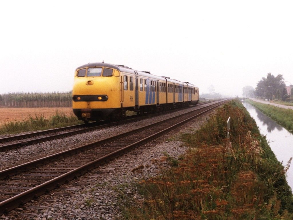 DE-III 152 mit Regionalzug 6132 Arnhem Velperpoort-Tiel bei Kesteren am 18-8-1998. Bild und scan: Date Jan de Vries.