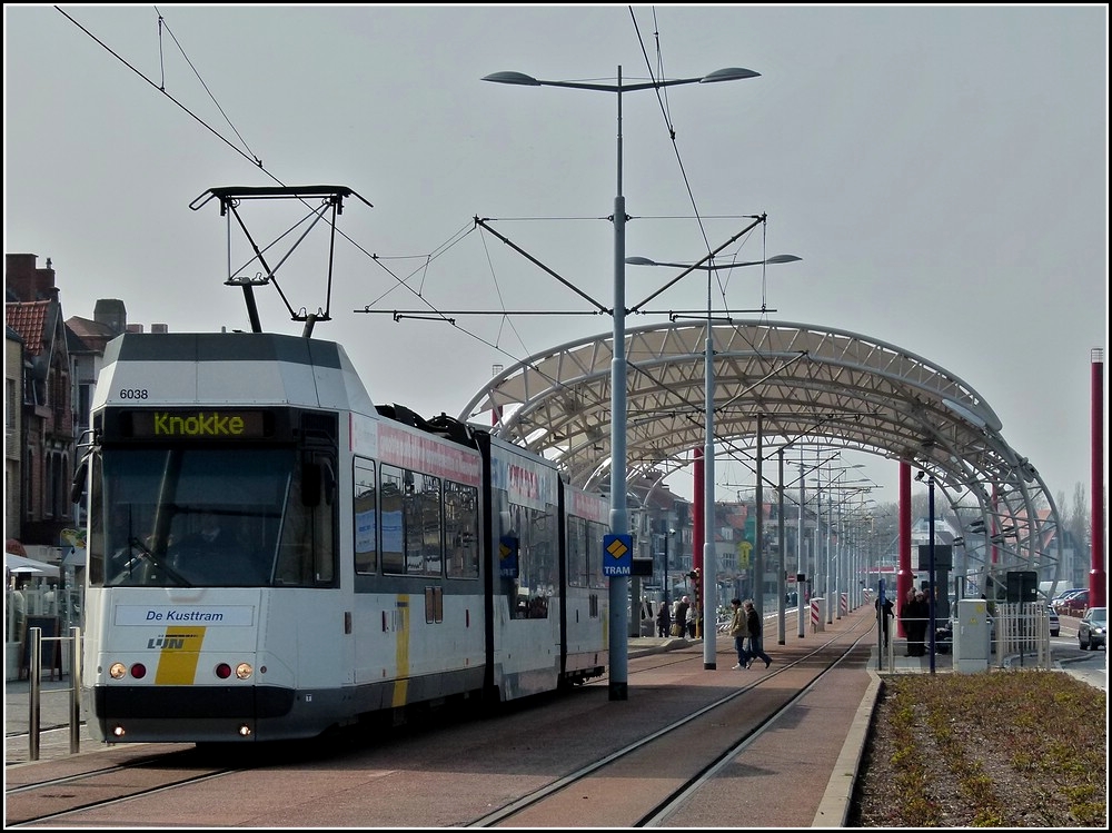 De Kusttram N� 6038 verl�sst am 27.03.2011 die futuristisch anmutende Haltestelle Nieuwpoort Bad auf seiner Reise von De Panne nach Knokke. (Jeanny)