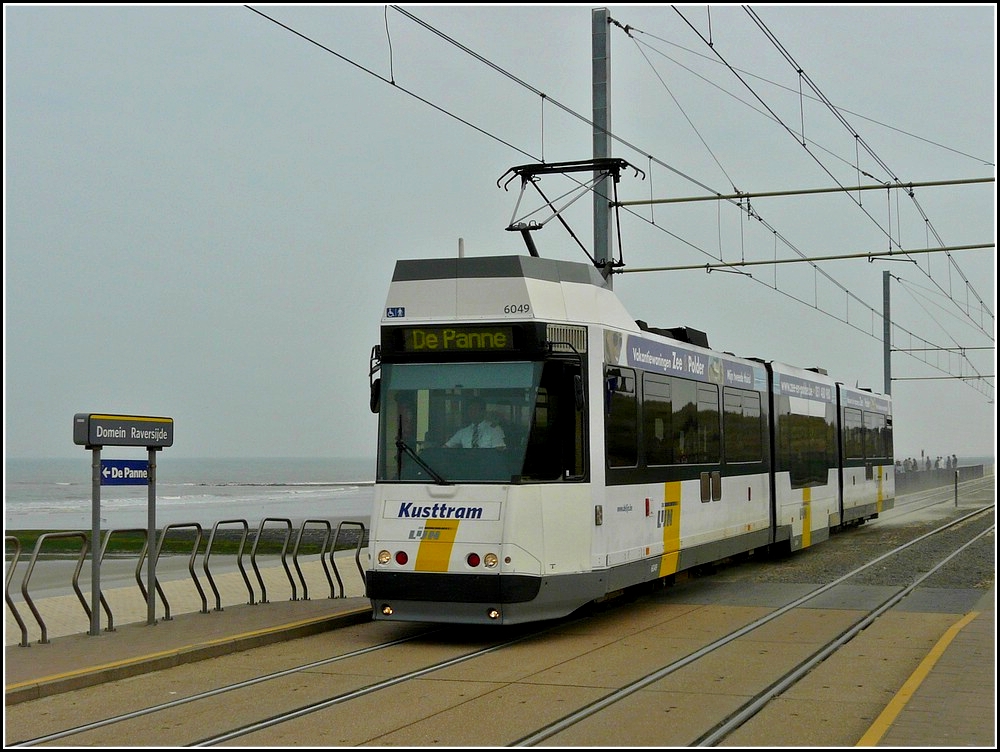 De Kusttram N� 6049 ereicht am 27.03.2011 die Haltestelle Domein Raversijde, welche direkt an der Nordsee liegt. (Hans) 