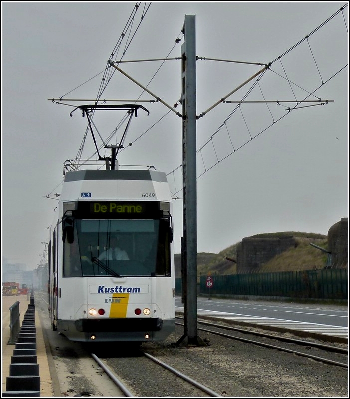 De Kusttram N� 6049 erreicht am 27.03.2011 die Haltestelle Domein Raversijde. (Jeanny)