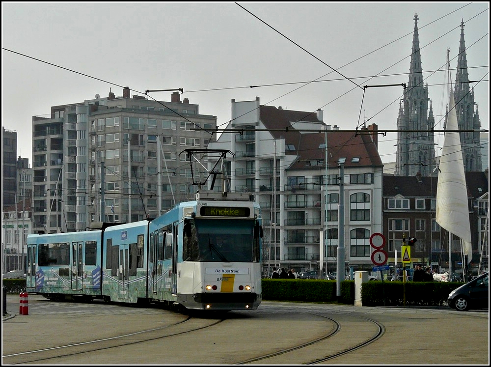 De Kusttram N 6049 fhrt am 12.04.2009 am Jachthafen und der Kathedrale vorbei, kurz bevor sie die Haltestelle Oostende Station erreicht. (Jeanny)