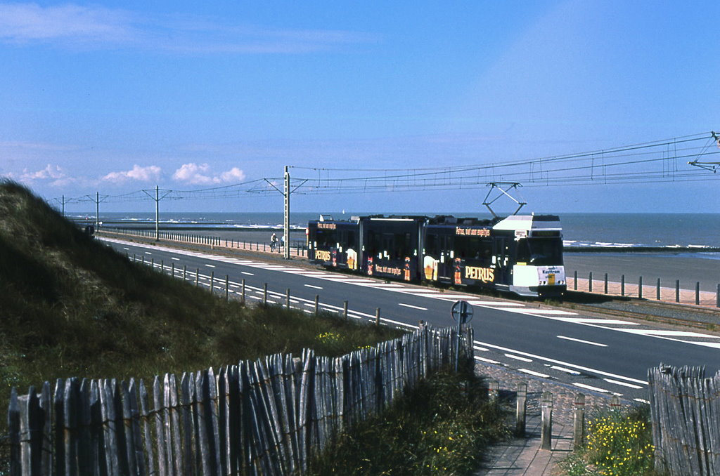 De Lijn Kust-Tram Tw 6008 zwischen Middelkerke un Raversijde, 09.09.2010.