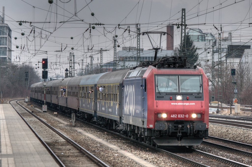 De Zoch ktt von Schalke: 482 032 am 26.02.12 am Heimeranplatz/Mnchen