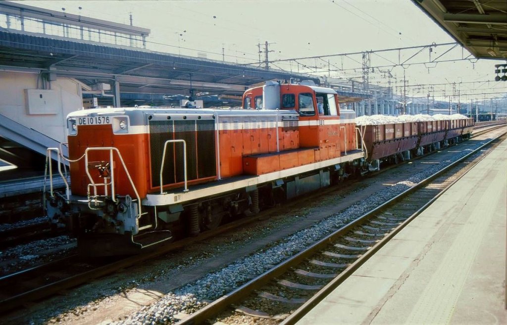 DE10 1576 steht mit einem Kalksteinzug aus den westjapanischen Bergen im Bahnhof Asa, 14.Oktober 2001. 