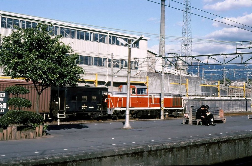 DE11: Eine kleine Mittagsidylle in Mishima mit DE11 49.  12.Januar 1980. 